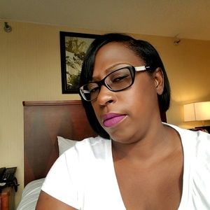 Meet your Posher, Remona